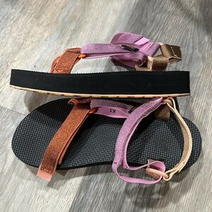 Teva platform sandals size kids 5 that fit like women’s 6
